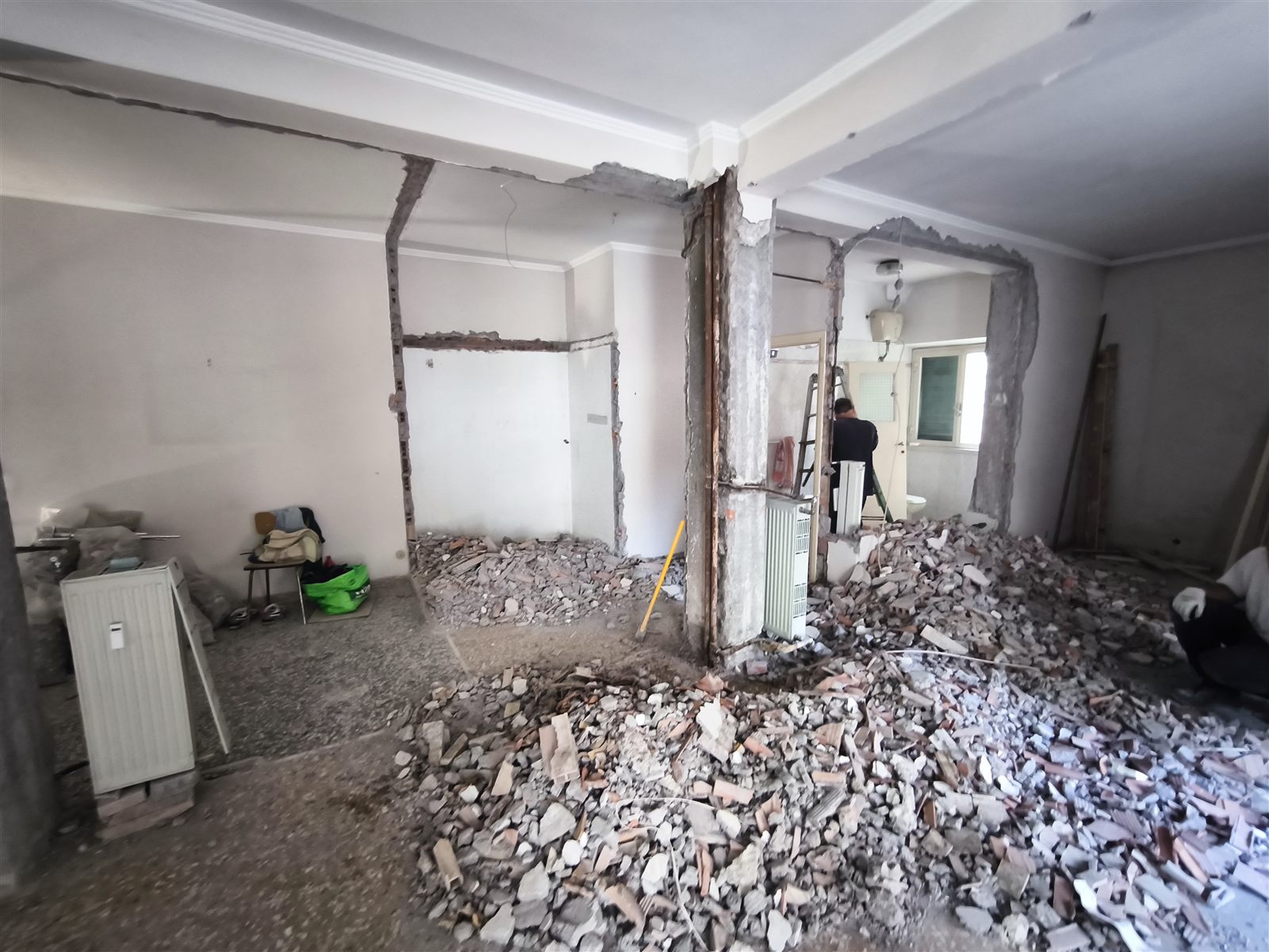 Demolizioni interne nel cantiere di Via Federico Ozanam