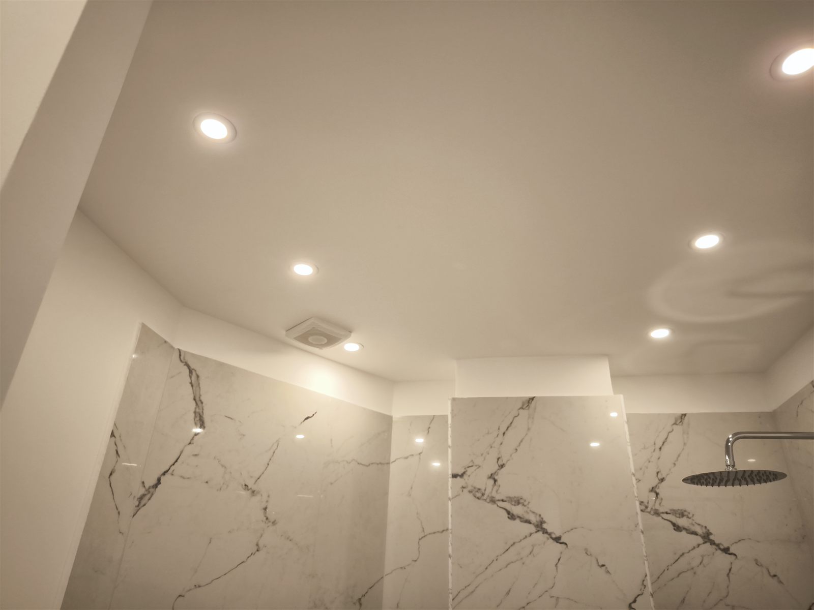 Illuminazione e rivestimenti del bagno